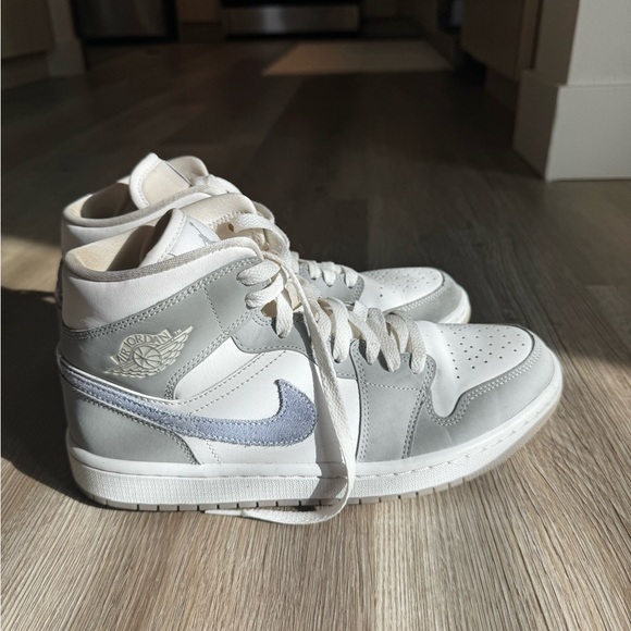 Nike Jordan 1 Wolf Grey Aluminum sneakers - Picture 2 of 5